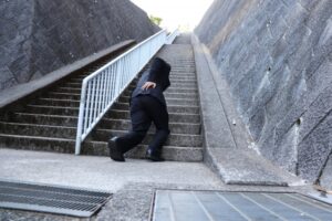 【保育士がぎっくり腰になったら】治りが早い動き方・新人から教える予防